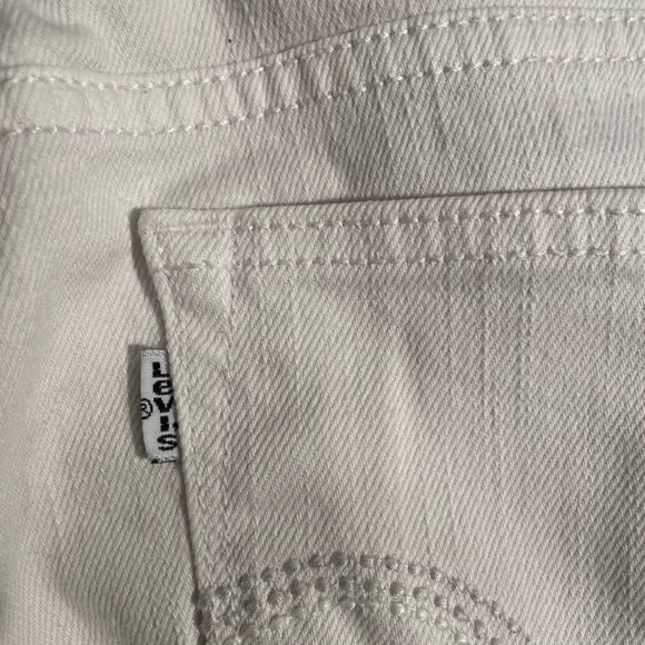Levi's Women's White Capris - Picture 4 of 6